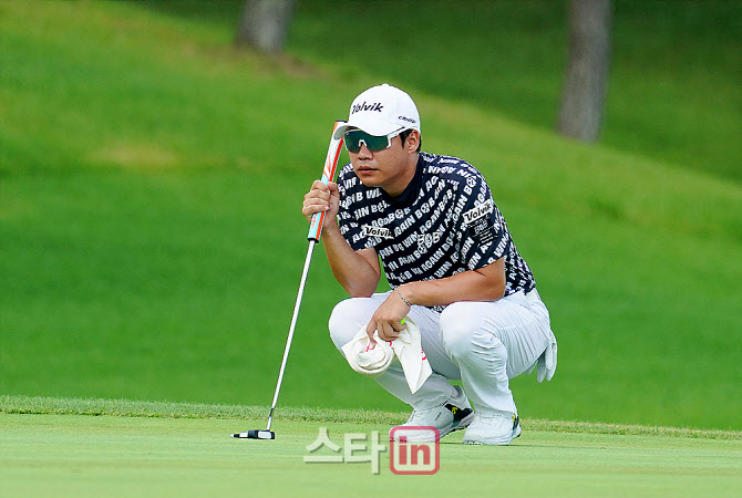 [포토] 김민수 '신중히 읽는 퍼팅라인'