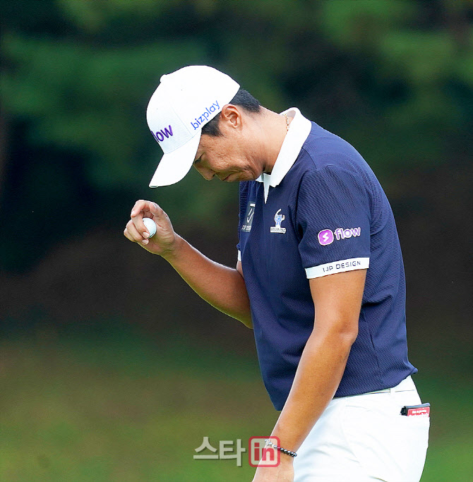 [포토] 변진재 '갤러리의 박수에 인사하며 홀아웃'