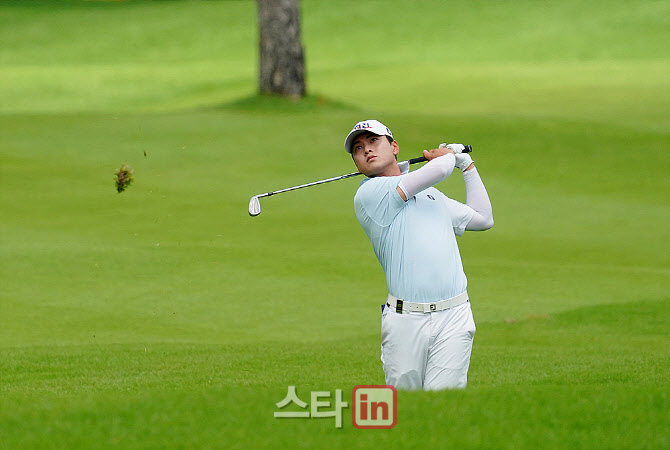 [포토] 타구 방향 살피는 여성진