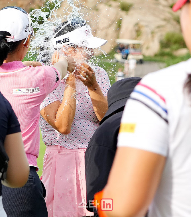 [포토]노승희,행복한 우승 축하 물세레