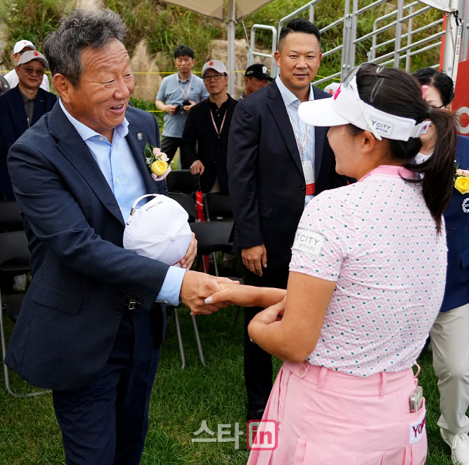 [포토]최윤 회장-노승희,우승 축하해요