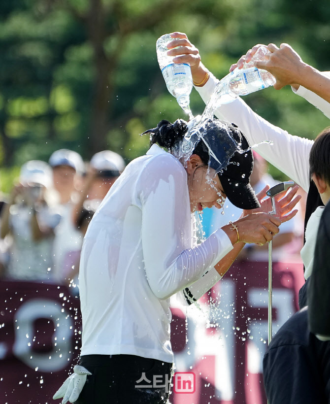 [포토]문정민,폭포수 우승 축하 물세레