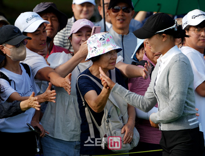 [포토]문정민,팬들과 우승 축하 하이파이브