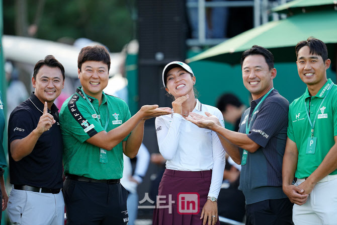 [포토]남자 선수를 축하받는 리디아 고