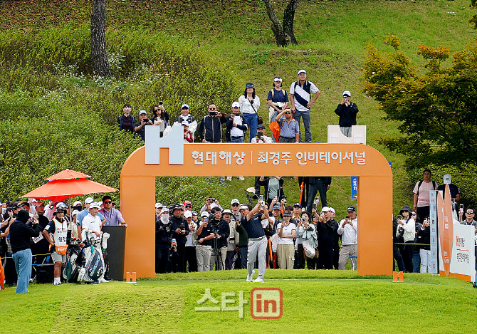 [포토] 최경주 '수많은 갤러리와 함께'