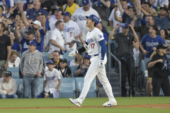 ‘오타니 3점포’ 다저스, 샌디에이고 꺾고 NLDS 기선 제압