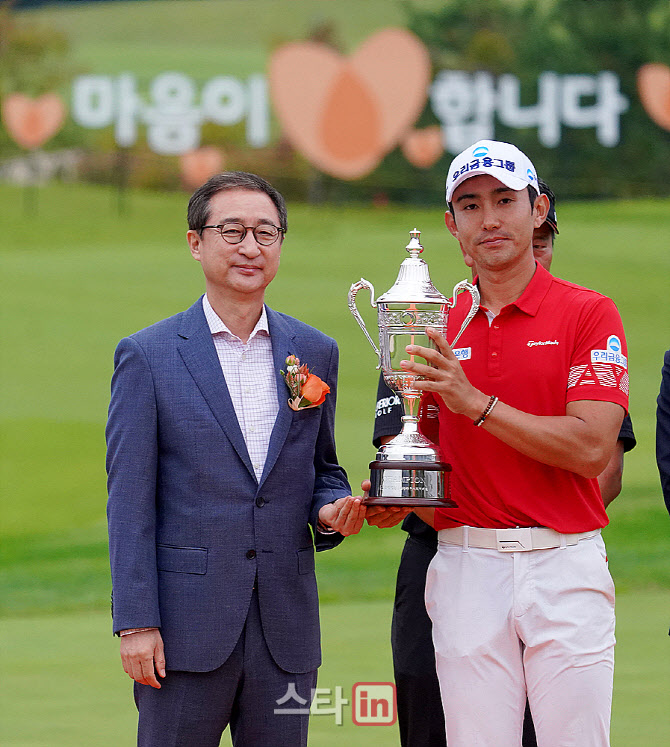 [포토] 이수민 '조용일 현대해상화재보험 대표로부터 우승트로피'