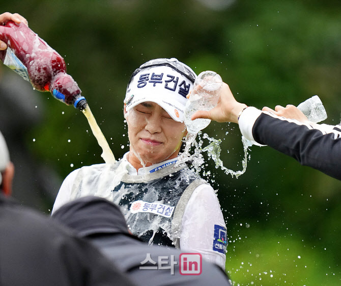 [포토]김수지,피할 수 없는 축하 맥주 세레