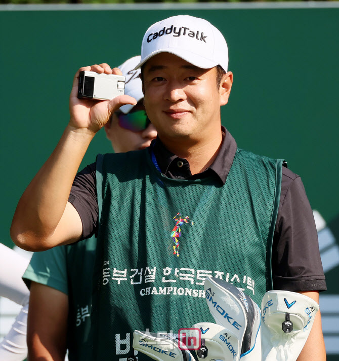 [포토]김재영,깔끔한 디자인의 거리측정기죠
