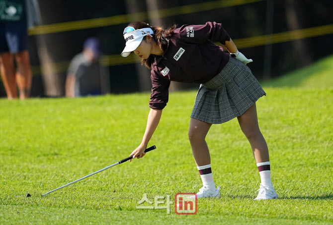 [포토]배소현,페이면을 잔디에 닦는다