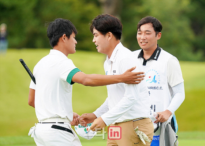 [포토] 장유빈 '연장 치뤄준 희민과의 포옹'