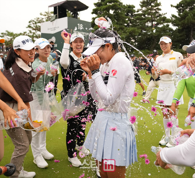 [포토]김민별,꽃잎과 함께 쏟아지는 축하 물세레