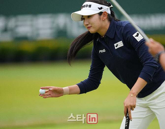 [포토]박혜준,마지막홀 버디 성공으로 순위 급상승