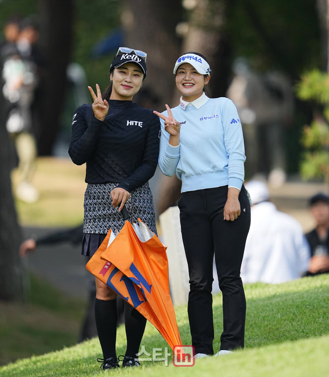 [포토]윤이나-홍현지,친구와 콤비 브이