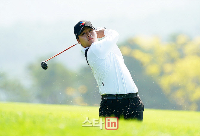 [포토] 김민규 '강한 샷으로 투온을 시도한다'