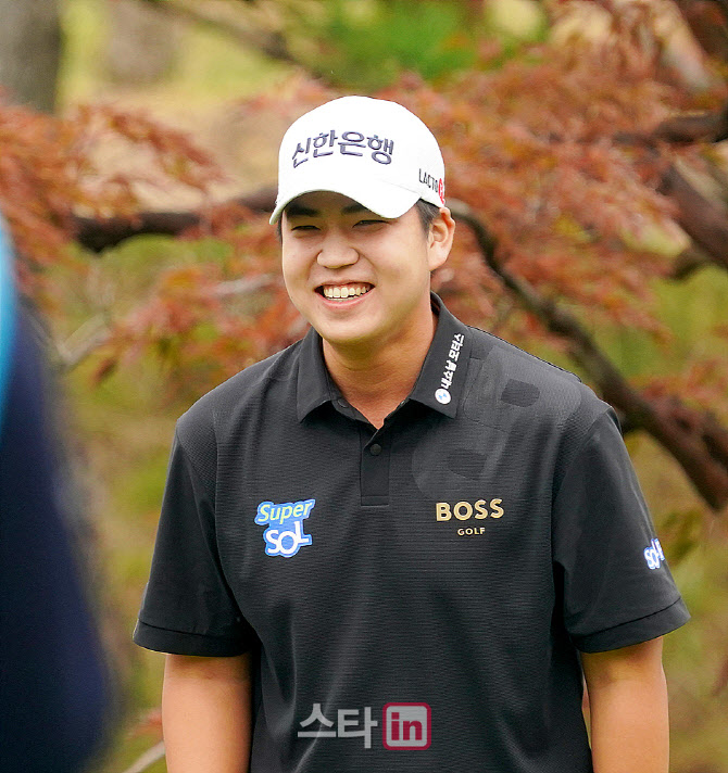 [포토] 장유빈 '버디는 실패지만, 박장대소'
