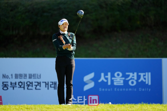[포토]홍현지,선두를 정조준한다