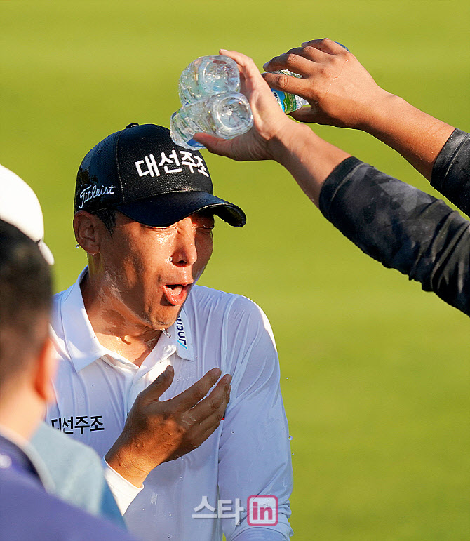 [포토] 이동민 '동료들의 축하 물세례에 어쩔줄~'