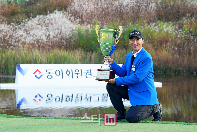 [포토] 이동민 '동아회원권그룹 오픈 초대 챔피언 등극'