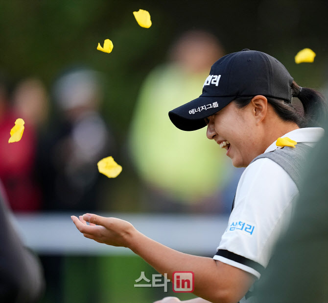 [포토]마다솜,기쁨의 우승 꽃잎 날리며