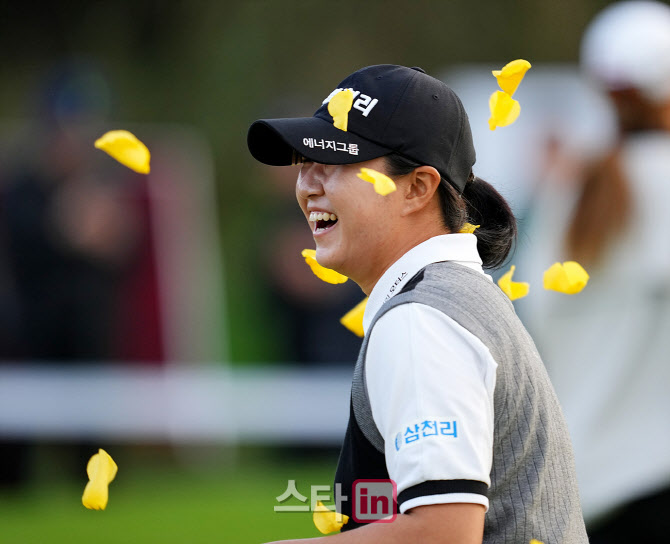 [포토]마다솜,동료들의 우승 축하 꽃잎 셰레