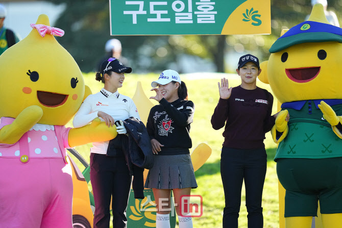 [포토]김재희-이제영-박보겸,캐릭터와 촬영 할까