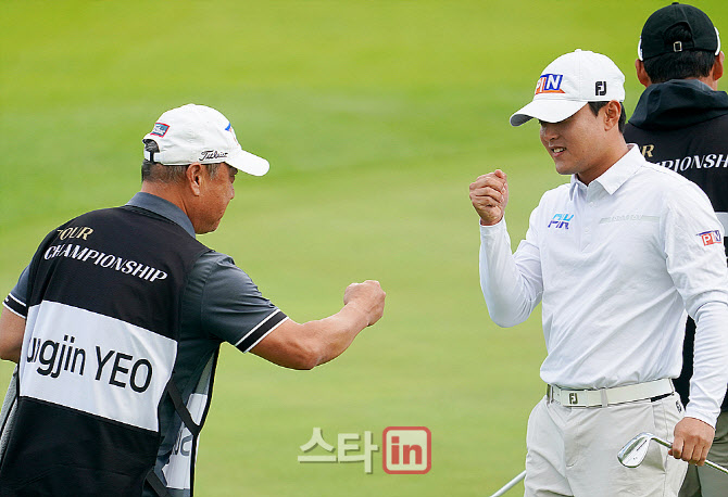 [포토] 여성진 '칩인 버디 성공 하이파이브'