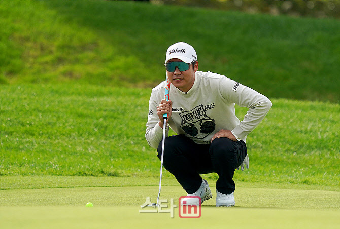 [포토] 김민수 '신중히 읽는 버디 라인'