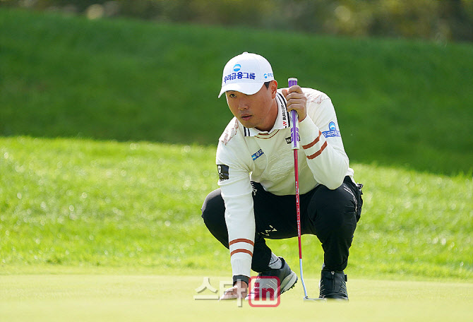 [포토] 조우영 '신중히 읽는 버디 라인'