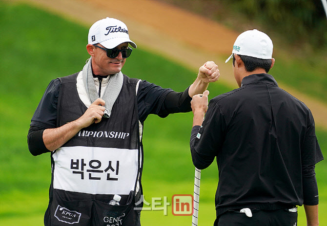 [포토] 박은신 '장난끼 가득한 캐디'