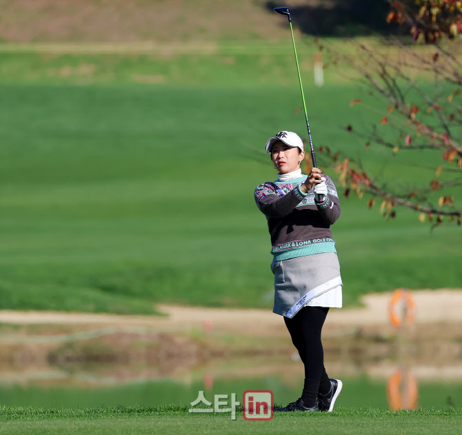 [포토]이보미,타구 방향을 본다