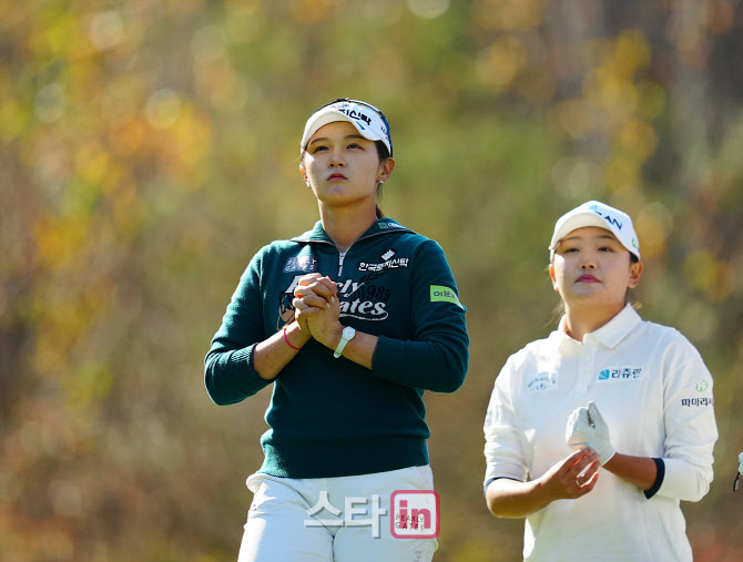 [포토]박현경,기도하는 마음으로 출발