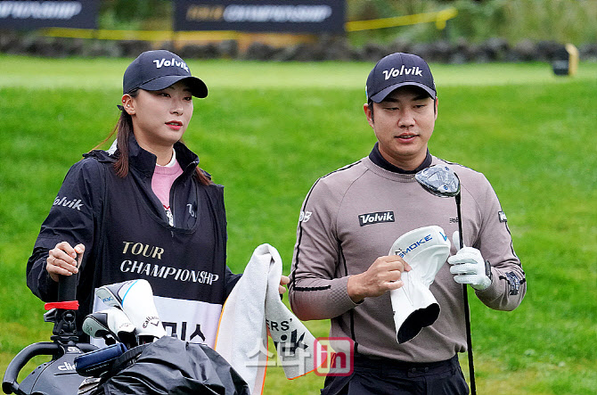 [포토] 김민수 '올시즌 모든 대회에서 아내와 함께'