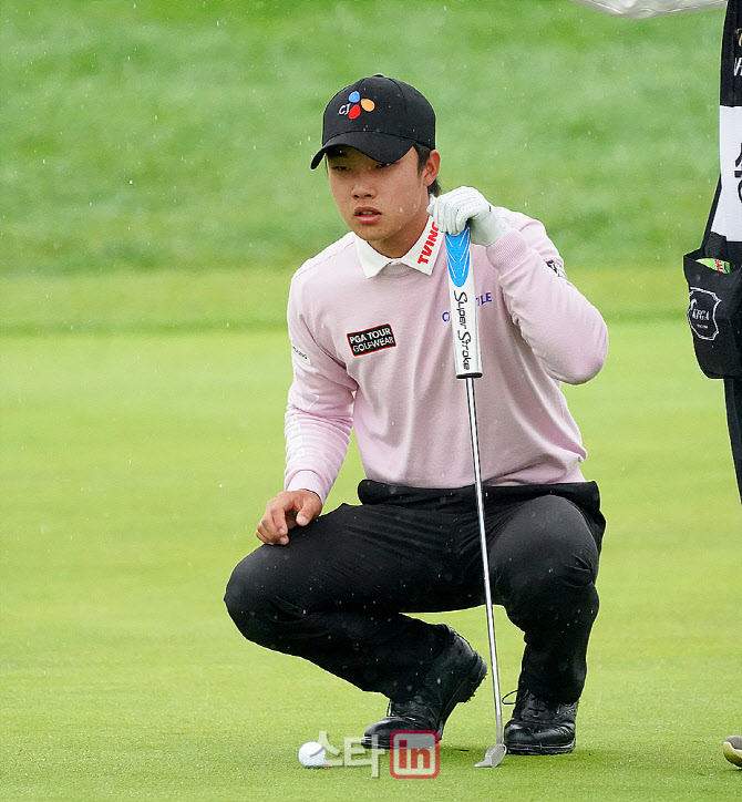 [포토] 송민혁 '신중히 읽는 버디라인'