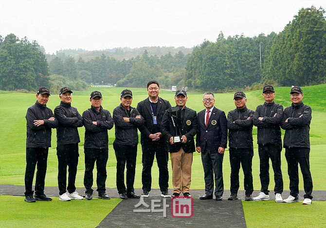 [포토] 이대한 '한해동안 수고해 주신 경기위원분들과 함께'