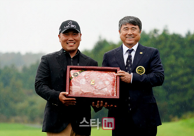 [포토] 이대한 '지태화 한국프로골프협회 수석부회장로부터 한우까지'