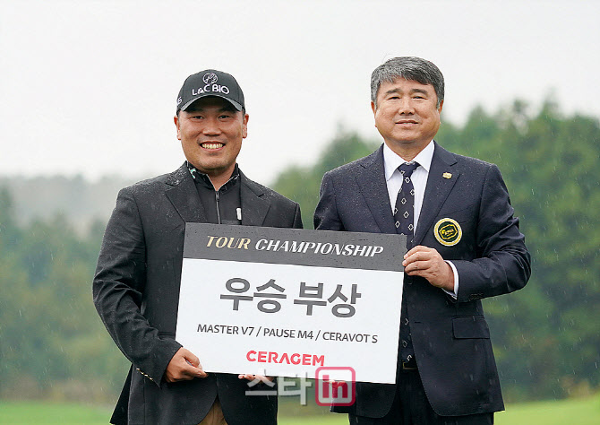 [포토] 이대한 '지태화 한국프로골프협회 수석부회장로부터 안마의자'