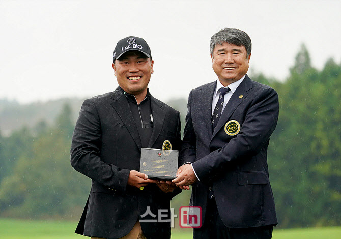 [포토] 이대한 '지태화 한국프로골프협회 수석부회장로부터 부상인 사파이어'