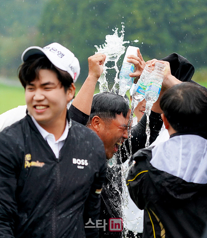 [포토] 이대한 '동료들의 격한 축하 세례'