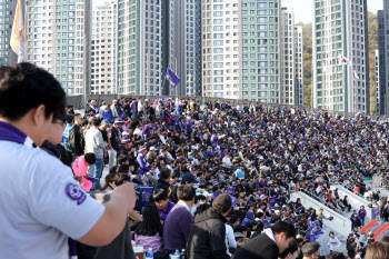 'K리그2 우승' FC안양, 역대 최다 관중 돌파...보랏빛으로 물든 안양