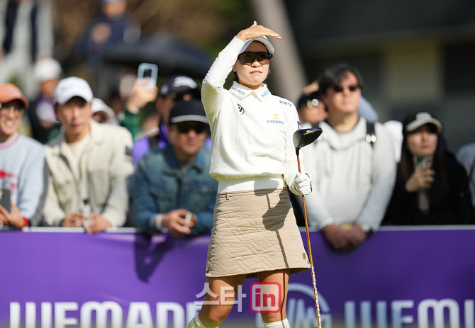 [포토]박민지,첫 타구 방향 살핀다