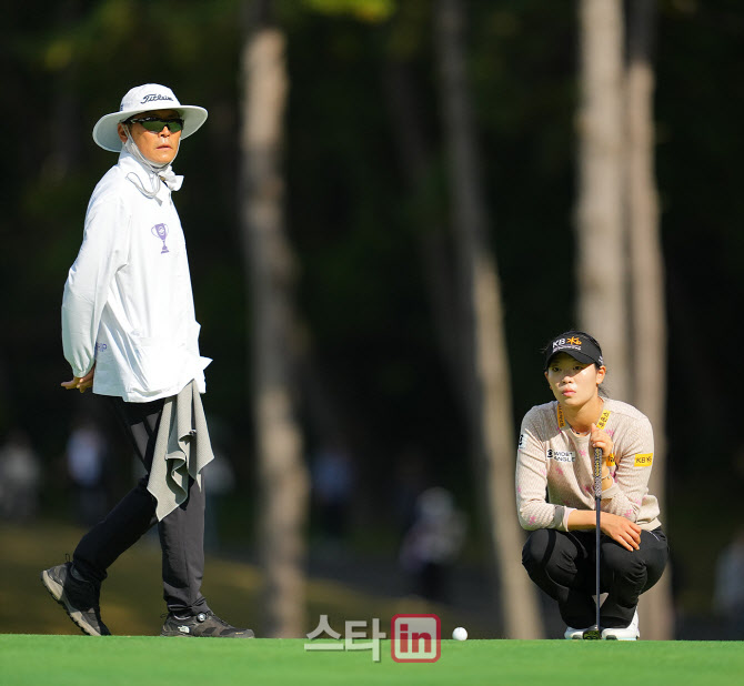 [포토]방신실,아빠와 살피는 퍼트라인