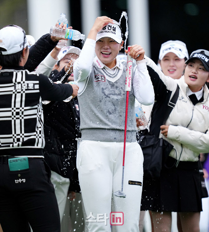 [포토]김민선,행복한 축하 물세례