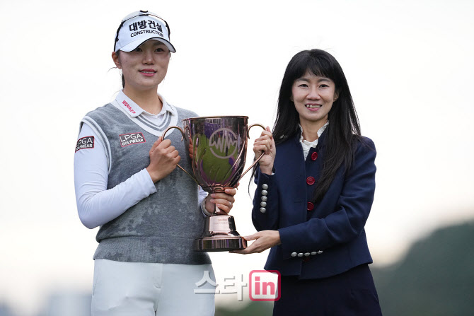 [포토]김민선,첫 우승 트로피 고마워요