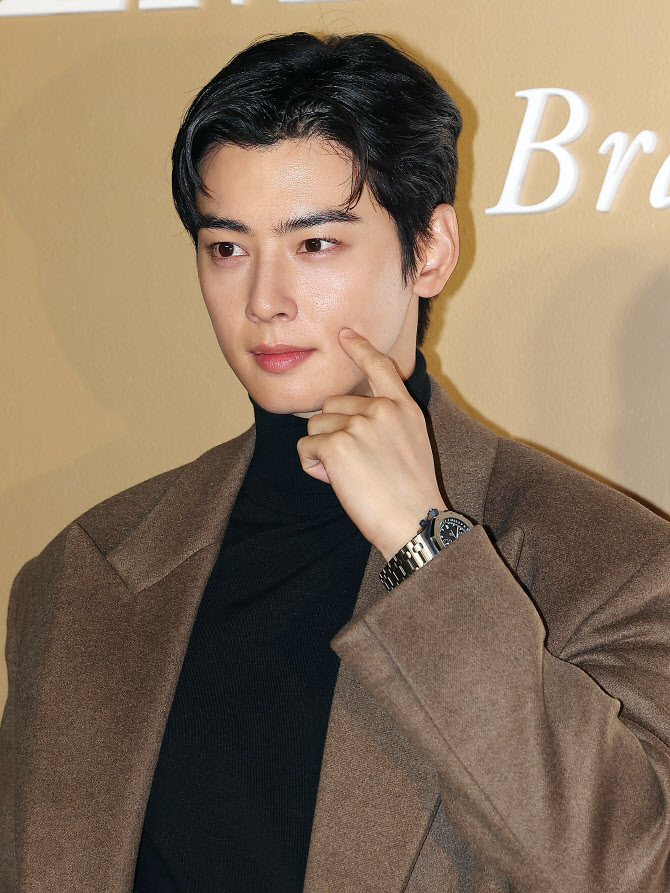 차은우, 볼 콕하는 조각상