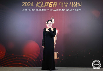 윤이나, KLPGA 투어 대상·상금왕·최저타수 3관왕 ‘화려한 피날레’