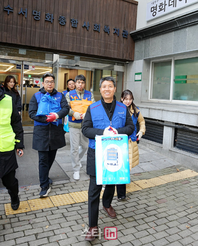 [포토]골프존 박강수 대표,생필품 전달위해 출발