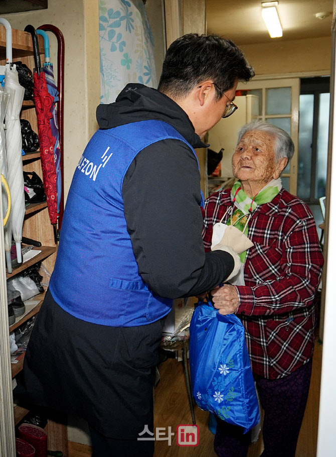 [포토]손장순 상무,어르신 건강하세요