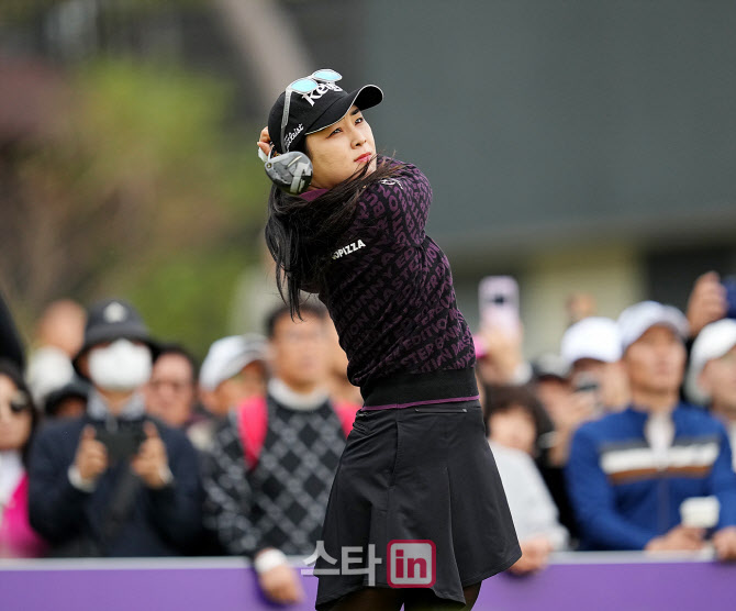 윤이나, LPGA 투어 Q시리즈 3R 4타 줄여…공동 16위 ‘반등’