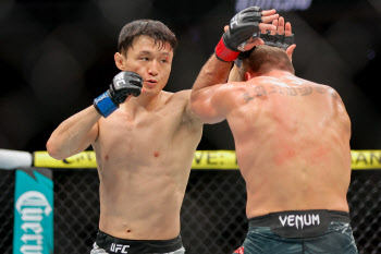 '슈퍼보이' 최두호, 완벽한 부활!...화끈한 TKO승으로 8년 만에 UFC 2연승